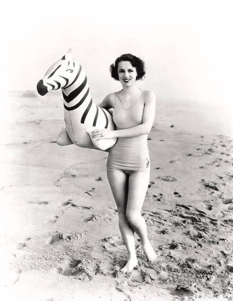 Donna Piedi Sulla Spiaggia Con Una Zebra Gonfiabile — Foto Stock