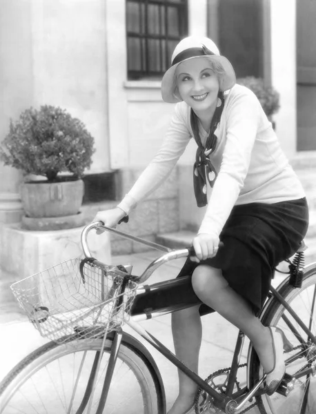 Woman Going Bike Ride — Stock Photo, Image