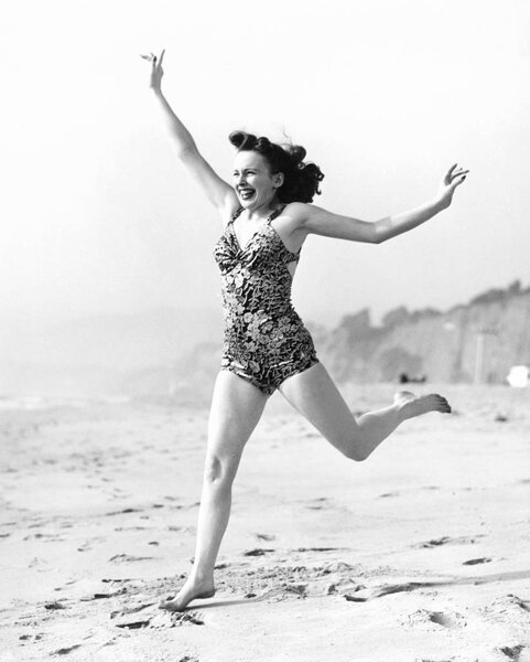 Женщина направляется к океану
