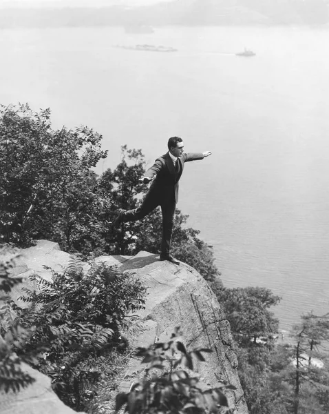 Homme Debout Sur Une Jambe Bord Une Falaise — Photo