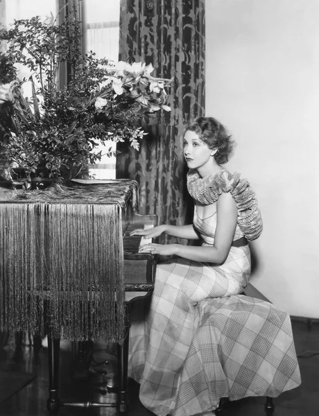 Jovem Bela Mulher Tocando Piano — Fotografia de Stock