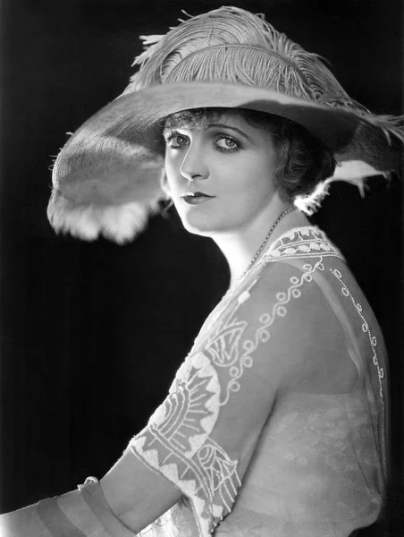 Retrato Una Mujer Con Sombrero Ala Ancha Emplumado —  Fotos de Stock