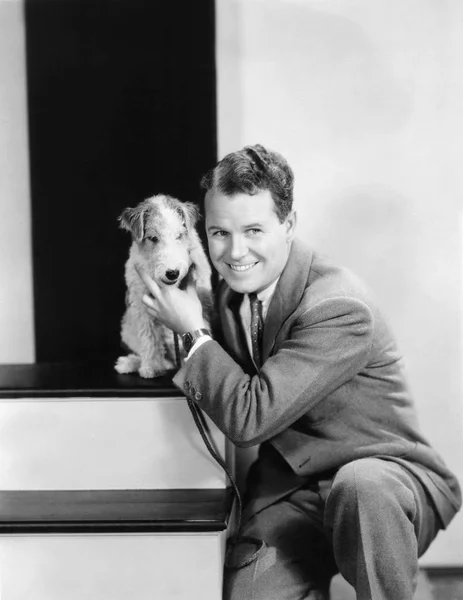 Homem Posando Com Seu Terrier Cabelo Fio — Fotografia de Stock