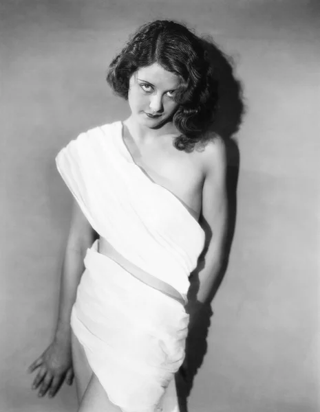 Γυμνή Γυναίκα Τυλιγμένη Ένα Λευκό Φύλλο — Φωτογραφία Αρχείου