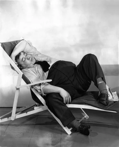 Man Slapen Lounge Chair — Stockfoto