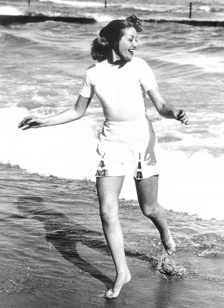Donna Che Corre Fuori Dall Oceano Fotografia Stock