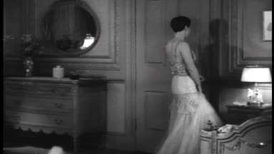 Gece kapı açılması ve bırakarak, 1930'larda elbisesi giymiş kadın