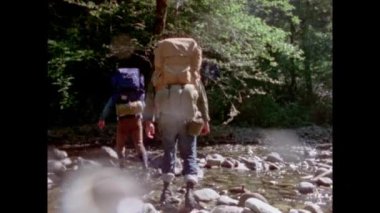 1970'lerde akışı, kayalar üzerinde yürüyen iki yürüyüşçü