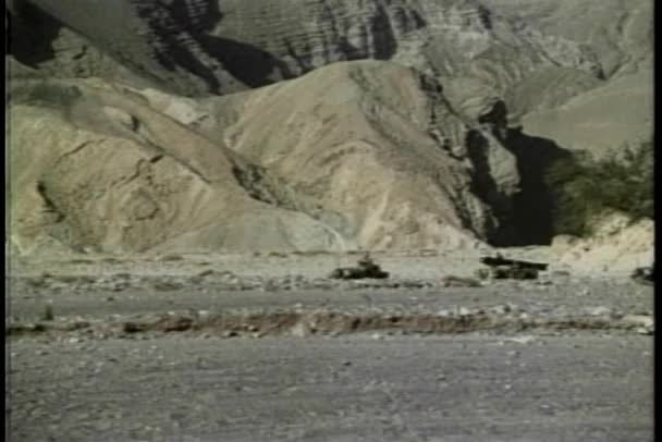 三军用吉普车在沙漠中行驶的长镜头 二十世纪七十年代 — 图库视频影像