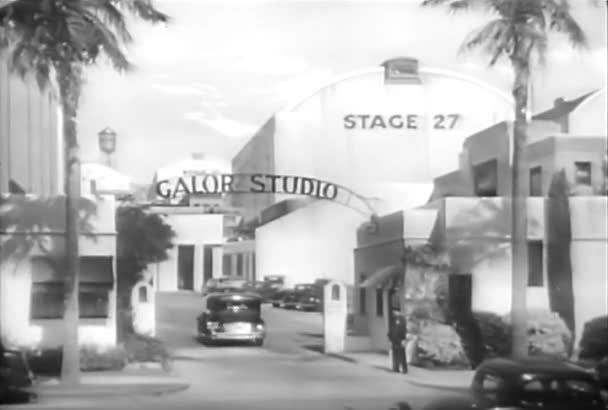 广泛拍摄的汽车驾驶进入电影制片厂地段 二十世纪三十年代 — 图库视频影像