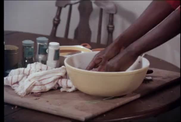 妇女中枪混合地面牛肉在碗里 二十世纪八十年代 — 图库视频影像
