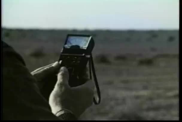 Detail Osoby Používající Geigerův Počítač Roku 1970 — Stock video