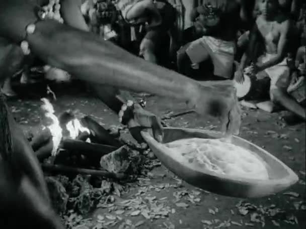 Witch Doctor Beregening Poeder Tijdens Voodoo Ceremonie Jaren 1970 — Stockvideo
