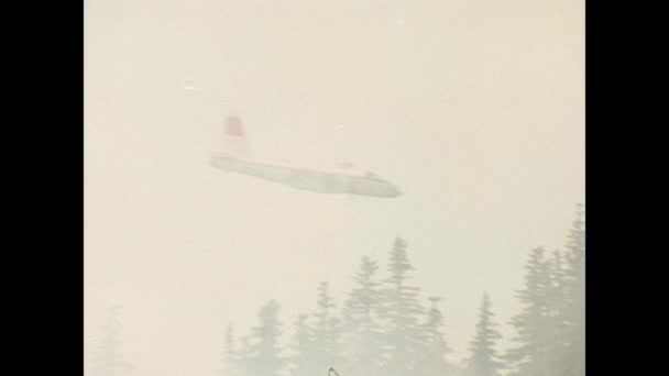 飞机下落的火阻燃剂在野火 二十世纪七十年代 — 图库视频影像