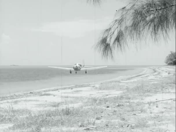 Μικρά Αεροσκάφη Που Προσγειώνονται Στην Ακτογραμμή Στον Ωκεανό Του 1970 — Αρχείο Βίντεο