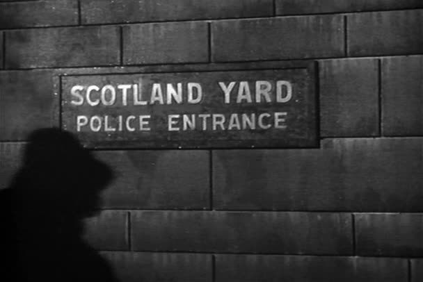 Policjantów Spacery Scotland Yard Wejścia 1940 Roku — Wideo stockowe