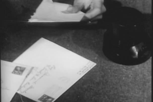 Gros Plan Homme Retirant Une Pièce Monnaie Enveloppe Années 1950 — Video