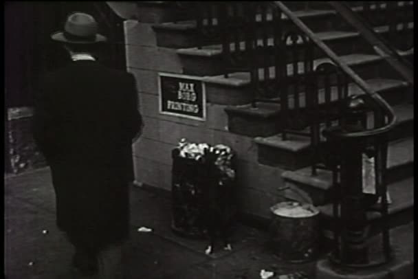 Hombre Saliendo Del Coche Siguiendo Otro Hombre 1940 — Vídeos de Stock