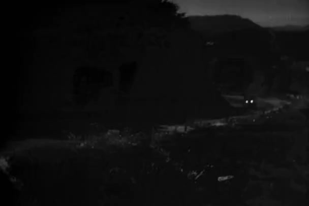 Samochód Porusza Się Szybko Kręte Drogi Nocy 1940 Roku — Wideo stockowe