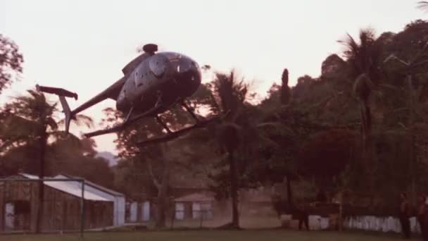 Посадка Вертолета Лужайку Перед Охраняемым Особняком 1980 Годы — стоковое видео