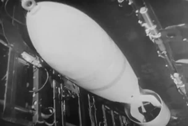 Bulutların Arasından 1940 Lardan Düşen Bombalar Kadeh Geçiş — Stok video