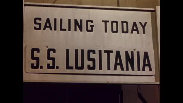 Trabajador Portuario Retirando Letrero Las Lusitania 1940 — Vídeos de Stock