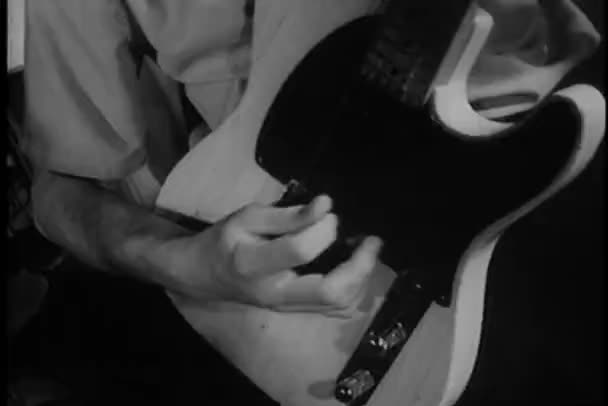 1960 年代のエレク トリック ギターを遊ぶ男のクローズ アップ — ストック動画