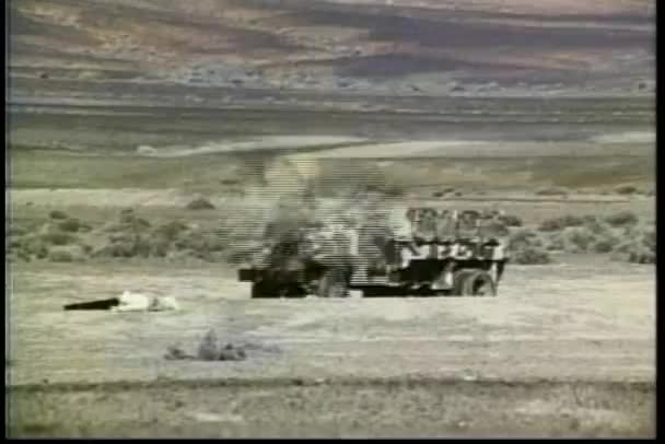 Jeep Militar Explotando Desierto 1970 — Vídeos de Stock