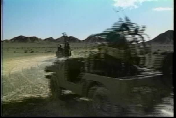 Carovana Veicoli Militari Che Viaggiano Attraverso Deserto 1970 — Video Stock