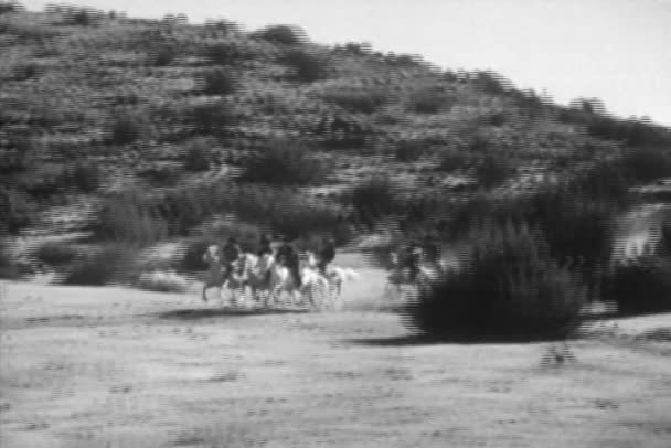 Groupe d'hommes chevauchant des chevaux blancs dans la prairie, années 1930 