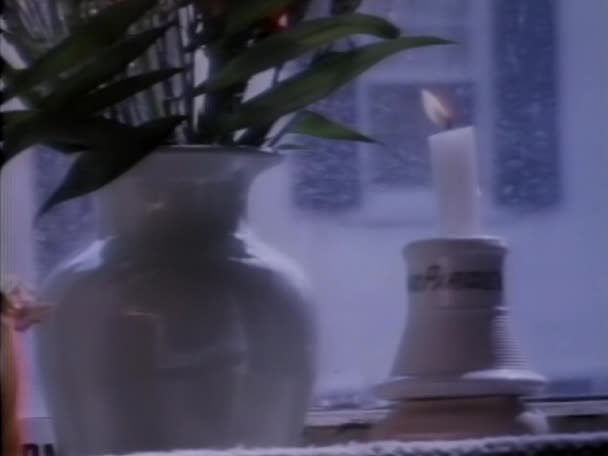 Szczelnie Góry Rękę Dotykając Palącej Się Świecy 1980 Roku — Wideo stockowe