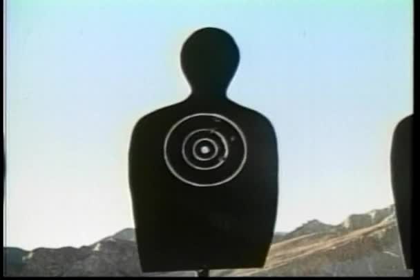 1970 年代の砂漠で ターゲットの練習のショットをパン — ストック動画