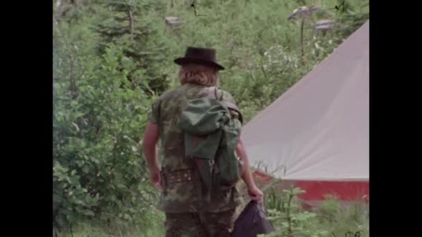 Homem Com Mochila Caminhando Direção Barraca 1970 — Vídeo de Stock