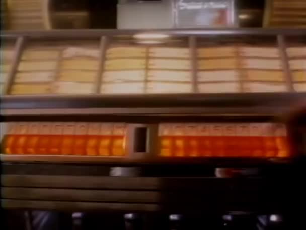 Primer Plano Mano Del Hombre Presionando Botones Jukebox 1980 — Vídeos de Stock