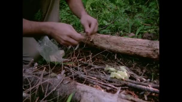 男子试图点燃火与树枝 二十世纪七十年代 — 图库视频影像