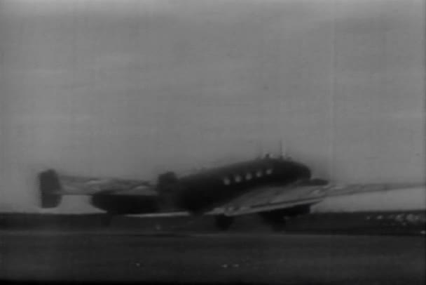 1950 年代の空港の滑走路から離陸する航空機 — ストック動画
