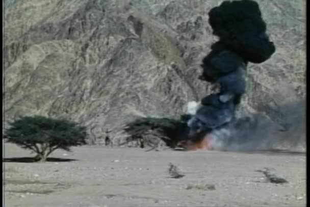 Μαύρος Καπνός Υψώνεται Από Καύση Φορτηγού Στην Έρημο Του 1970 — Αρχείο Βίντεο