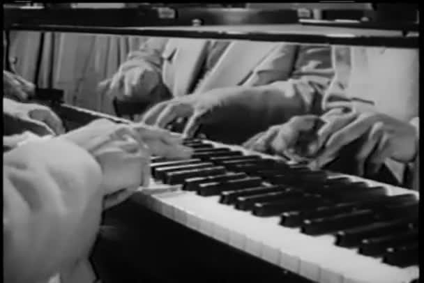 Отражение Двух Мужчин Играющих Джазовый Дуэт Фортепиано 1950 Годов — стоковое видео