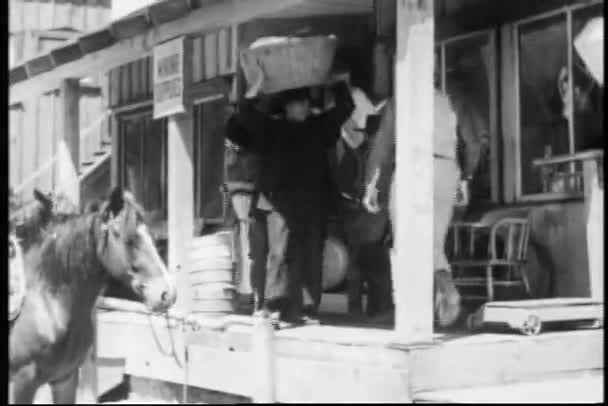Два Азиата Корзинами Белья Голове 1930 Годы — стоковое видео