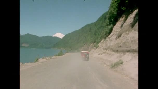 Vista Trasera Del Jeep Conduciendo Por Camino Tierra 1970 — Vídeos de Stock