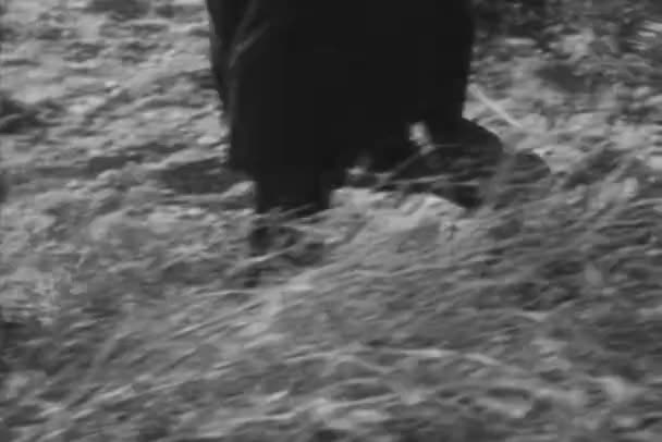 Средний Снимок Человека Сапогах Идущего Грунтовой Дороге 1930 Годов — стоковое видео