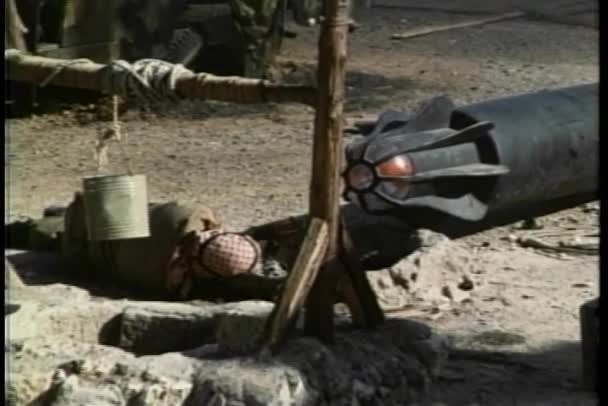 Nachbildung Eines Toten Soldaten Der Mit Einem Atomsprengkopf Lag 1970Er — Stockvideo
