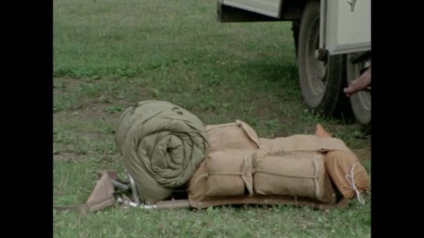 Hombre Saliendo Del Coche Recogiendo Mochila Senderismo 1970 — Vídeos de Stock