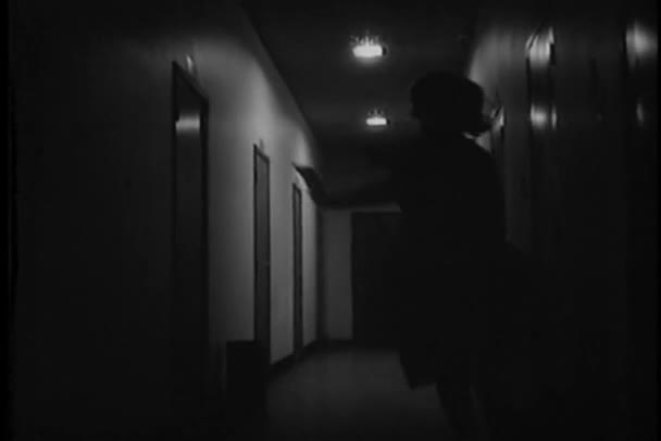 Vista Trasera Mujer Corriendo Por Pasillo Edificio 1960 — Vídeos de Stock