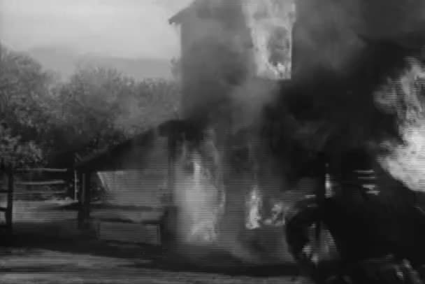 Nachstellung Eines Soldaten Der Brennenden Stall Läuft 1930Er Jahre — Stockvideo