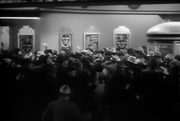 Szeroki Strzał Tłumu Popychając Ich Drodze Teatru 1930 Roku — Wideo stockowe