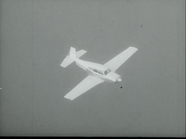 飞行中的小型飞机鸟瞰图 二十世纪七十年代 — 图库视频影像