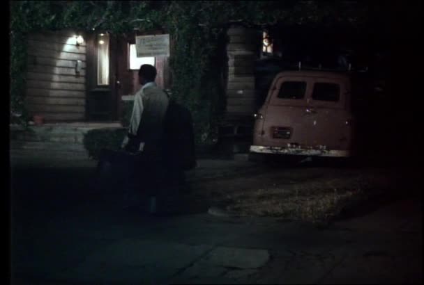 Вид Сзади Человека Багажом Идущего Дому 1970 Годы — стоковое видео