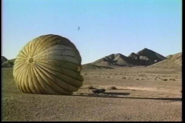 Parachute Closing Flat Landing Desert 1970S — Stock Video