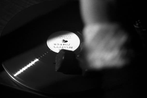 Primer Plano Mujer Levantando Tonearm Vinyl Record 1940 — Vídeos de Stock